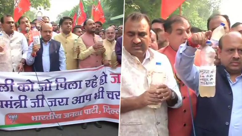 दिल्ली: दूषित पानी के सैंपल लेकर सीएम अरविंद केजरीवाल के घर पहुंचे बीजेपी नेता
