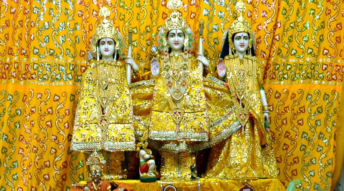 अयोध्या में मुस्लिम परिवार ने शादी के कार्ड पर छपवाया हिंदू देवताओं की तस्वीर, लोगों ने की तारीफ अयोध्या में मुस्लिम परिवार ने शादी के कार्ड पर छपवाया हिंदू देवताओं की तस्वीर, लोगों ने की तारीफ