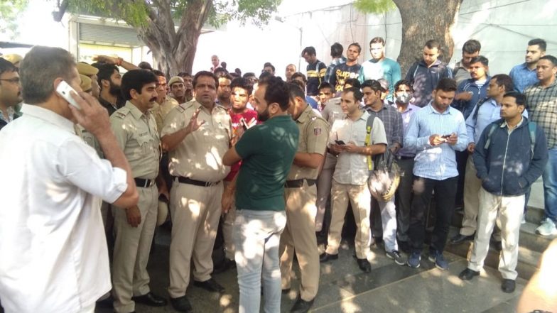 तीस हजारी कोर्ट हिंसा: पुलिस हेडक्वार्टर के बाहर हजारों पुलिसकर्मियों ने किया विरोध प्रदर्शन, वकीलों के खिलाफ कड़े एक्शन की मांग