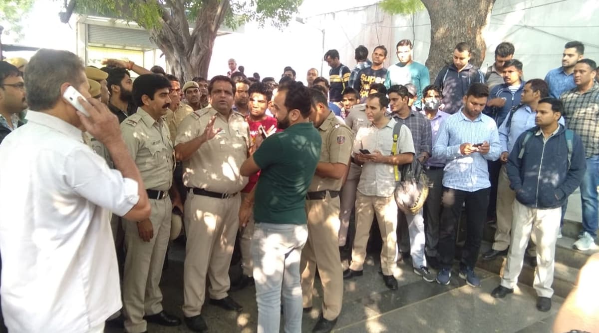 तीस हजारी कोर्ट हिंसा: पुलिस हेडक्वार्टर के बाहर हजारों पुलिसकर्मियों ने किया विरोध प्रदर्शन, वकीलों के खिलाफ कड़े एक्शन की मांग तीस हजारी कोर्ट हिंसा: पुलिस हेडक्वार्टर के बाहर हजारों पुलिसकर्मियों ने किया विरोध प्रदर्शन, वकीलों के खिलाफ कड़े एक्शन की मांग