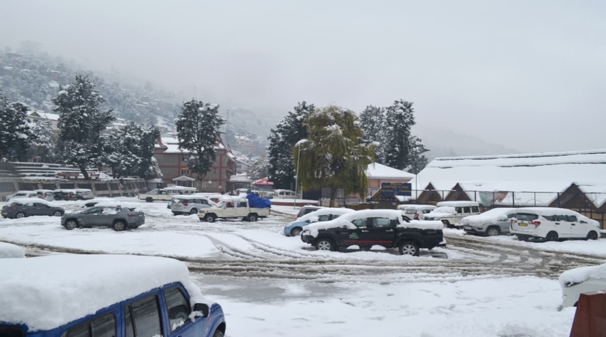 हिमाचल प्रदेश: शिमला-मनाली की पहाड़ियों पर बिछी बर्फ की चादर, तापमान 0.6 डिग्री सेल्सियस दर्ज
