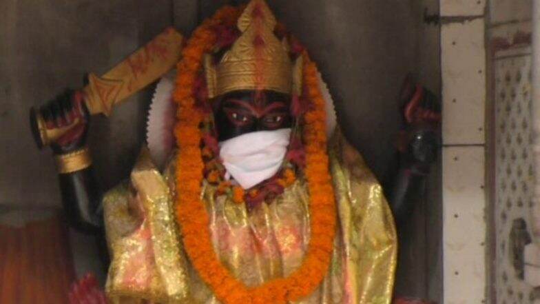 प्रधानमंत्री नरेंद्र मोदी के संसदीय क्षेत्र वाराणसी में भगवानों को प्रदूषण से बचाने के लिए पहनाए गए मास्क, देखें तस्वीर प्रधानमंत्री नरेंद्र मोदी के संसदीय क्षेत्र वाराणसी में भगवानों को प्रदूषण से बचाने के लिए पहनाए गए मास्क, देखें तस्वीर