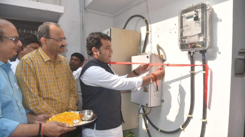 उत्तर प्रदेश: सरकारी बंगलों में प्रीपेड मीटर लगाने का काम ऊर्जा मंत्री श्रीकांत शर्मा के घर से शुरू, किया उद्घाटन