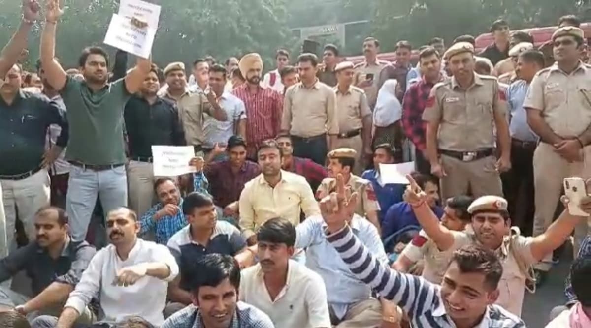तीस हजारी कोर्ट कांड: काला कोट बनाम खाकी वर्दी के बीच दंगल में कूदी दिल्ली पुलिस रिटायर्ड गजटेड ऑफिसर्स एसोसिएशन तीस हजारी कोर्ट कांड: काला कोट बनाम खाकी वर्दी के बीच दंगल में कूदी दिल्ली पुलिस रिटायर्ड गजटेड ऑफिसर्स एसोसिएशन
