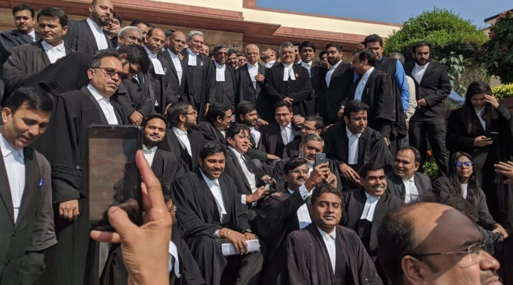 उत्तर प्रदेश : जज पर हमला करने के आरोप में 8 वकील निलंबित