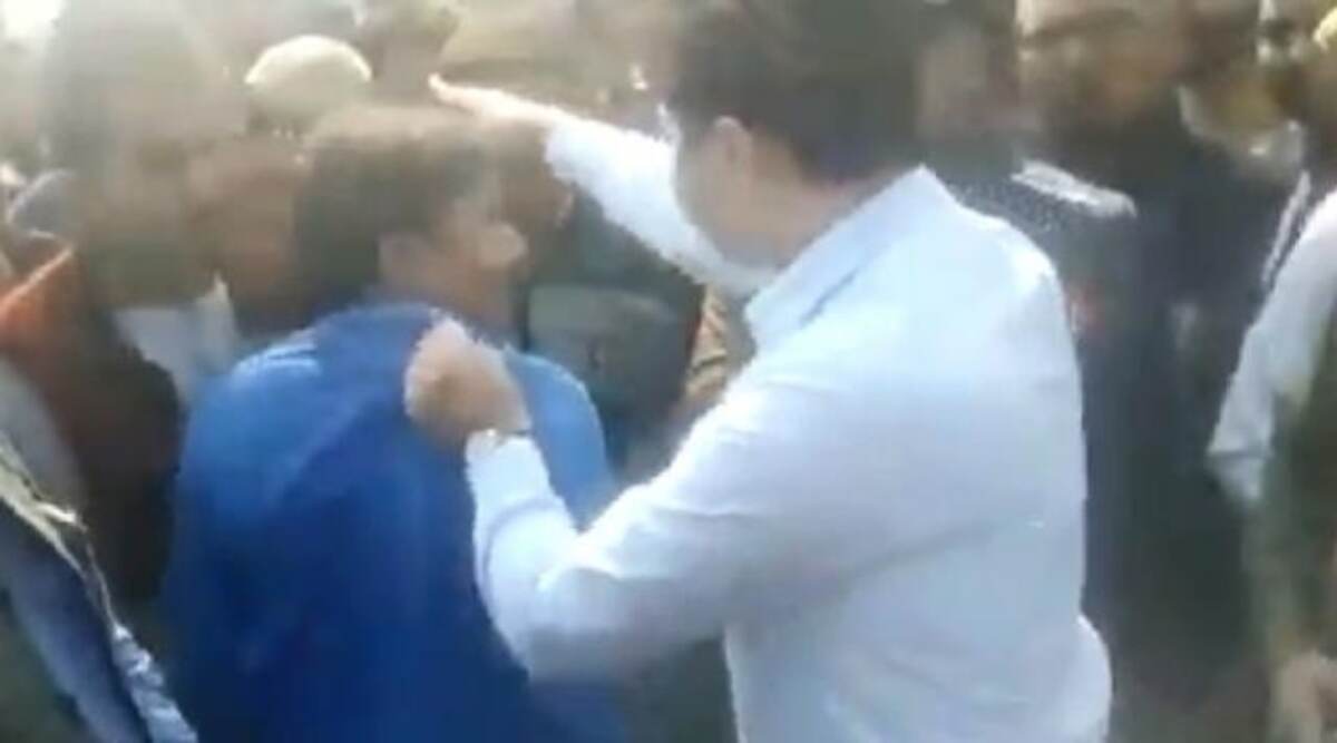 केंद्रीय मंत्री स्मृति ईरानी ने अमेठी के DM को उनके व्यवहार के लिए लगाई फटकार, कहा- हमें विनयशील एवं संवेदनशील बनना चाहिए केंद्रीय मंत्री स्मृति ईरानी ने अमेठी के DM को उनके व्यवहार के लिए लगाई फटकार, कहा- हमें विनयशील एवं संवेदनशील बनना चाहिए