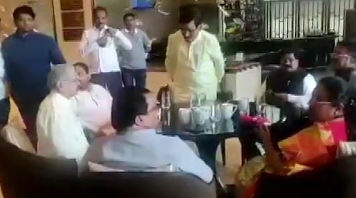 महाराष्ट्र: शिवसेना को अब भी सरकार गठन की आस, कांग्रेस के नेताओं से मुंबई के JW मैरियट होटल में की मुलाकात