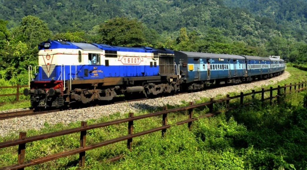 यूपी में वृद्धा, 2 बच्चों की ट्रेन की चपेट में आकर मौत