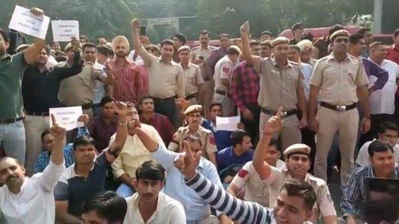 तीस हजारी कोर्ट हिंसा: 11 घंटे बाद दिल्ली के आंदोलनकारी पुलिसकर्मियों का धरना समाप्त, उपराज्यपाल अनिल बैजल ने किया न्याय का वादा तीस हजारी कोर्ट हिंसा: 11 घंटे बाद दिल्ली के आंदोलनकारी पुलिसकर्मियों का धरना समाप्त, उपराज्यपाल अनिल बैजल ने किया न्याय का वादा