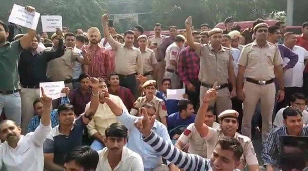 तीस हजारी कोर्ट हिंसा: 11 घंटे बाद दिल्ली के आंदोलनकारी पुलिसकर्मियों का धरना समाप्त, उपराज्यपाल अनिल बैजल ने किया न्याय का वादा तीस हजारी कोर्ट हिंसा: 11 घंटे बाद दिल्ली के आंदोलनकारी पुलिसकर्मियों का धरना समाप्त, उपराज्यपाल अनिल बैजल ने किया न्याय का वादा