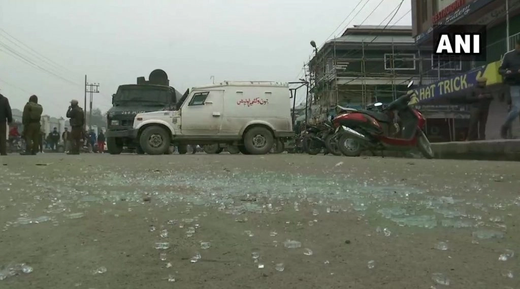 जम्मू-कश्मीर के बांदीपोरा जिले में मुठभेड़ जारी