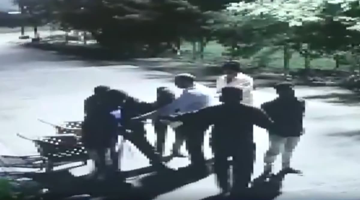 मध्य प्रदेश: 5 लोगों ने बंदूक की नोक पर बिल्डर के घर डकैती की वारदात को दिया अंजाम, देखें इस घटना का हैरान करने वाला वीडियो मध्य प्रदेश: 5 लोगों ने बंदूक की नोक पर बिल्डर के घर डकैती की वारदात को दिया अंजाम, देखें इस घटना का हैरान करने वाला वीडियो