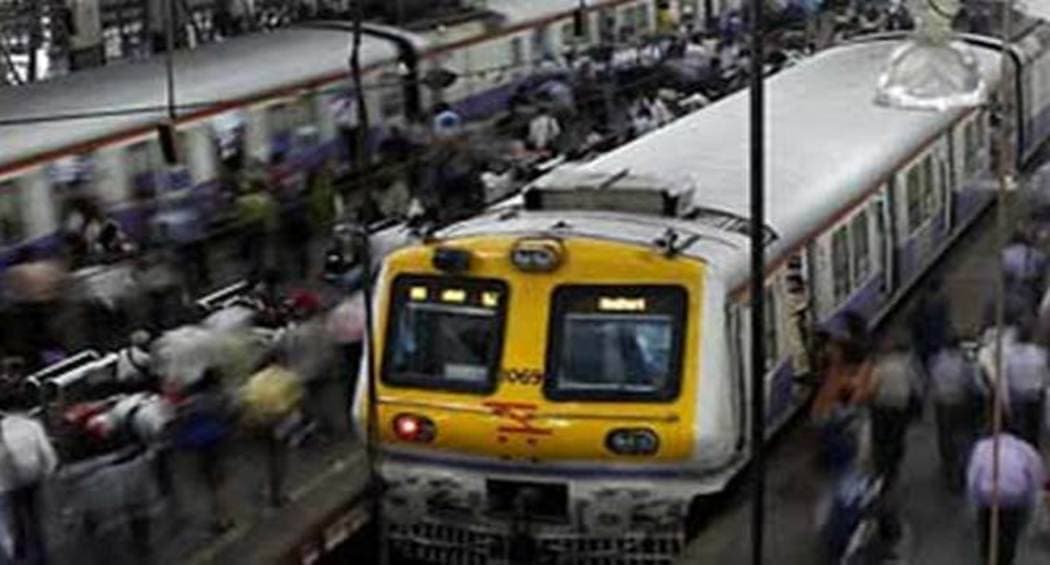 मुंबई: 6 महीने की प्रेगनेंट महिला को उसके पति ने चलती लोकल ट्रेन से धकेला, पत्नी का कराना चाहता था गर्भपात मुंबई: 6 महीने की प्रेगनेंट महिला को उसके पति ने चलती लोकल ट्रेन से धकेला, पत्नी का कराना चाहता था गर्भपात