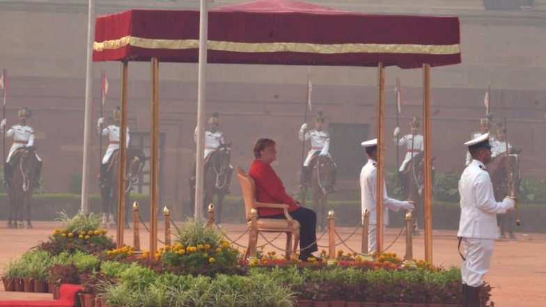 जर्मन चांसलर एंजेला मर्केल राष्‍ट्रपति भवन में राष्‍ट्रगान के दौरान कुर्सी पर बैठी रहीं, ये था कारण
