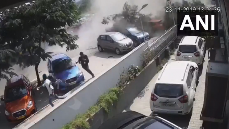 हैदराबाद: फ्लाईओवर से नीचे गिरी कार, हादसे में एक की मौत, 3 घायल, देखें हादसे का दिल दहला देने वाला वीडियो