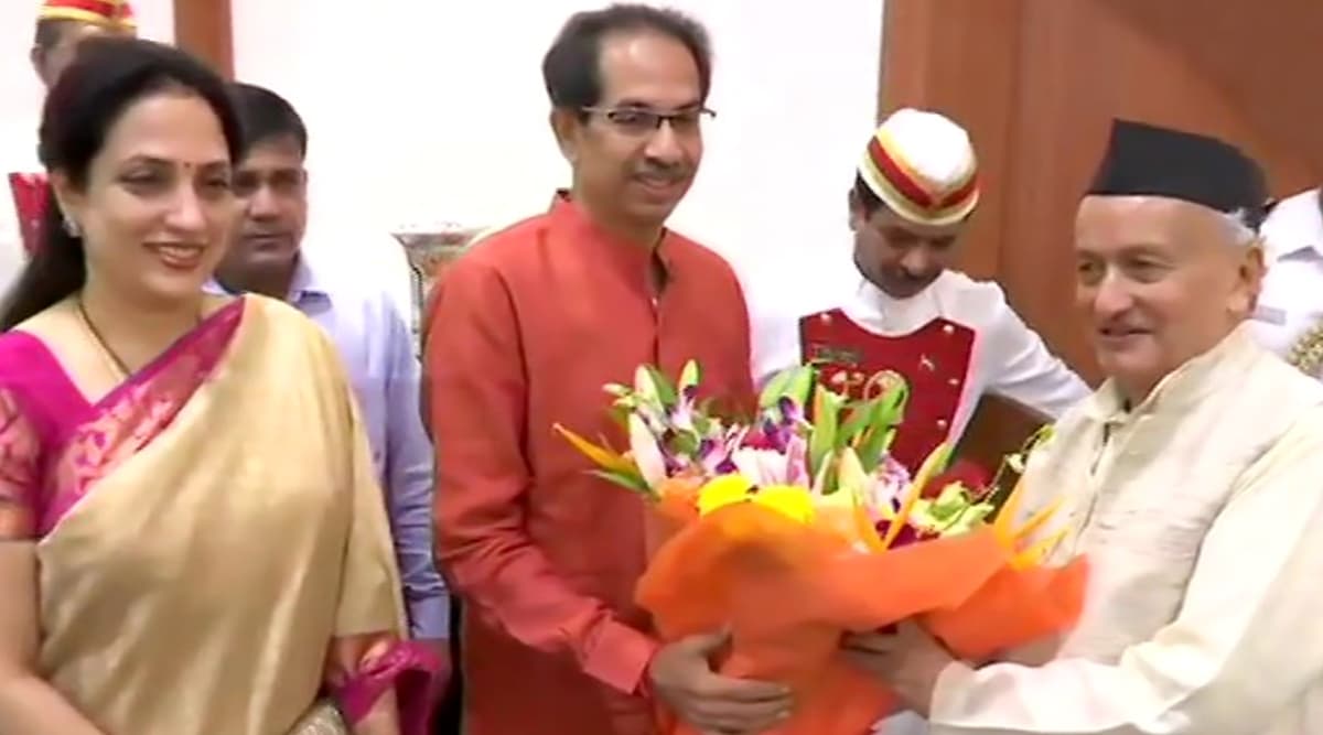 महाराष्ट्र: राज्यपाल भगत सिंह कोश्यारी से मिले उद्धव ठाकरे, पत्नी रश्मि ठाकरे भी थी साथ महाराष्ट्र: राज्यपाल भगत सिंह कोश्यारी से मिले उद्धव ठाकरे, पत्नी रश्मि ठाकरे भी थी साथ