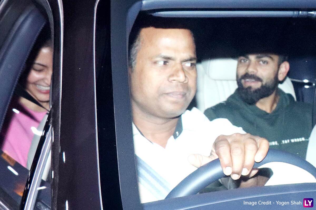 मुंबई एयरपोर्ट पर स्पॉट हुए विराट कोहली और अनुष्का शर्मा मुंबई एयरपोर्ट पर स्पॉट हुए विराट कोहली और अनुष्का शर्मा