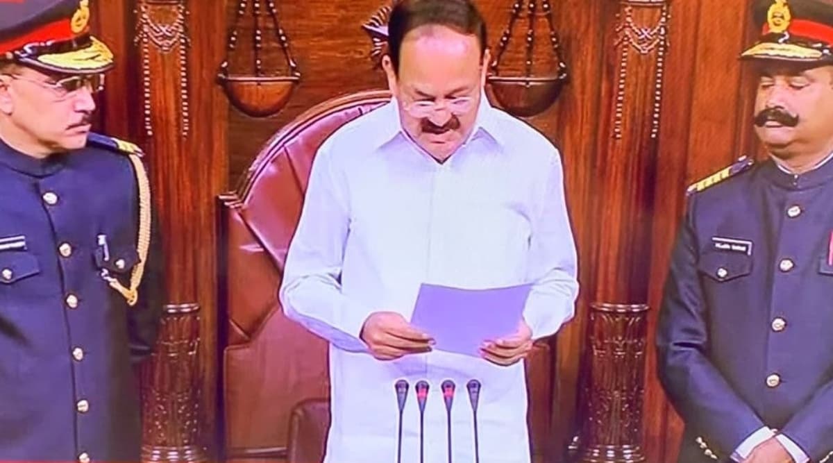 राज्यसभा के सभापति एम. वेंकैया नायडू ने मार्शल्स की नई वर्दी पर पुनर्विचार के दिए आदेश राज्यसभा के सभापति एम. वेंकैया नायडू ने मार्शल्स की नई वर्दी पर पुनर्विचार के दिए आदेश