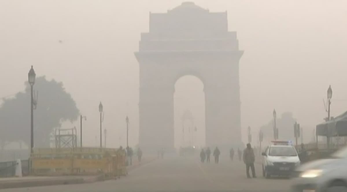 दिल्ली में प्रदूषण का कहर: एयरपोर्ट से 32 फ्लाइट डायवर्ट, सांस लेने में हो रही है दिक्कत