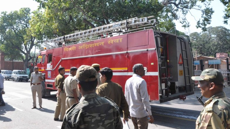 दिल्ली: बिक्री कर विभाग की इमारत में लगी आग, दमकल ने किया काबू