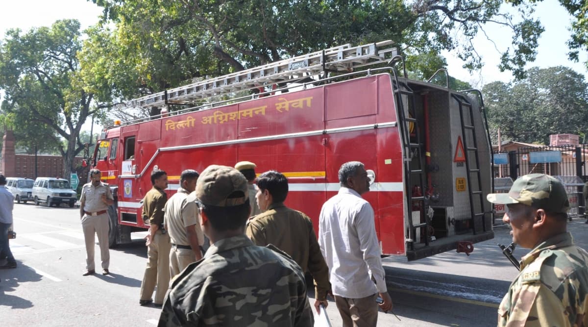 दिल्ली: बिक्री कर विभाग की इमारत में लगी आग, दमकल ने किया काबू दिल्ली: बिक्री कर विभाग की इमारत में लगी आग, दमकल ने किया काबू