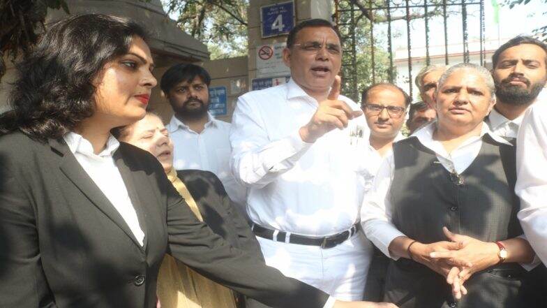 तीस हजारी कोर्ट हिंसा: वकीलों का प्रदर्शन चौथे दिन भी जारी, साकेत कोर्ट बंद तीस हजारी कोर्ट हिंसा: वकीलों का प्रदर्शन चौथे दिन भी जारी, साकेत कोर्ट बंद