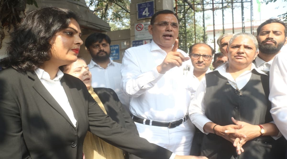 तीस हजारी कोर्ट हिंसा: वकीलों का प्रदर्शन चौथे दिन भी जारी, साकेत कोर्ट बंद तीस हजारी कोर्ट हिंसा: वकीलों का प्रदर्शन चौथे दिन भी जारी, साकेत कोर्ट बंद