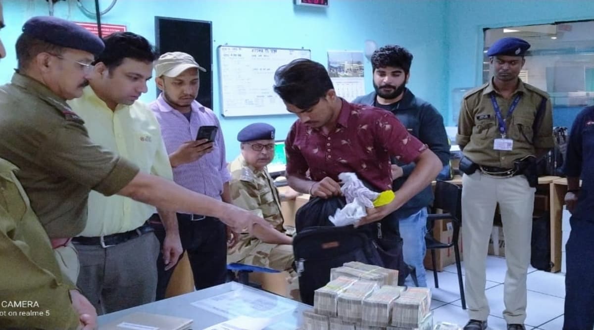 Delhi: दिल्ली मेट्रो में युवक के पास से जब्त किए गए 50 लाख रूपये, पुलिस ने कुख्यात हवाला अड्डों पर पैसे पहुंचाए जाने की जताई आशंका Delhi: दिल्ली मेट्रो में युवक के पास से जब्त किए गए 50 लाख रूपये, पुलिस ने कुख्यात हवाला अड्डों पर पैसे पहुंचाए जाने की जताई आशंका