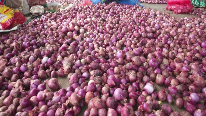 Onion Prices in Mumbai: त्योहारी सीजन में प्याज कि कीमतों ने एक बार फिर से रुलाया, मुंबई में दाम हुआ 80 से 90 रुपये किलो