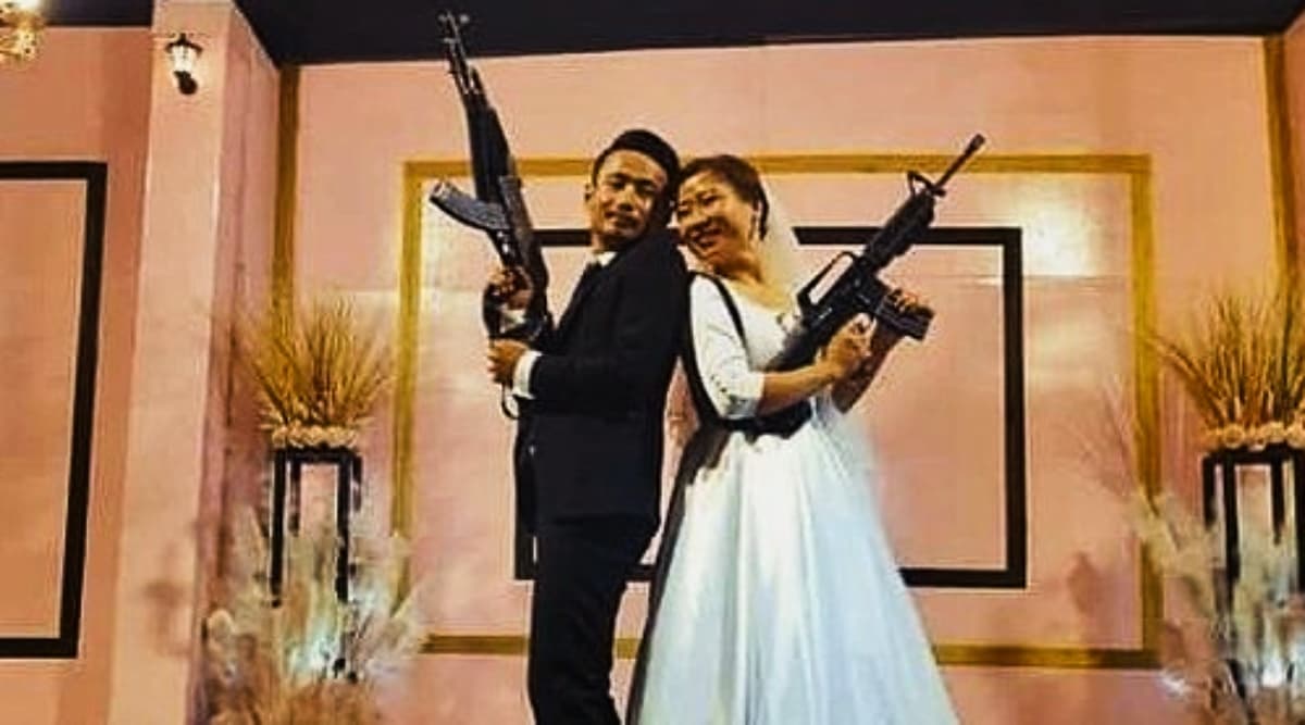 नागालैंड में अपनी शादी के रिसेप्शन में राइफल संग दंपत्ति ने खिचवाई फोटो, पुलिस ने किया गिरफ्तार नागालैंड में अपनी शादी के रिसेप्शन में राइफल संग दंपत्ति ने खिचवाई फोटो, पुलिस ने किया गिरफ्तार