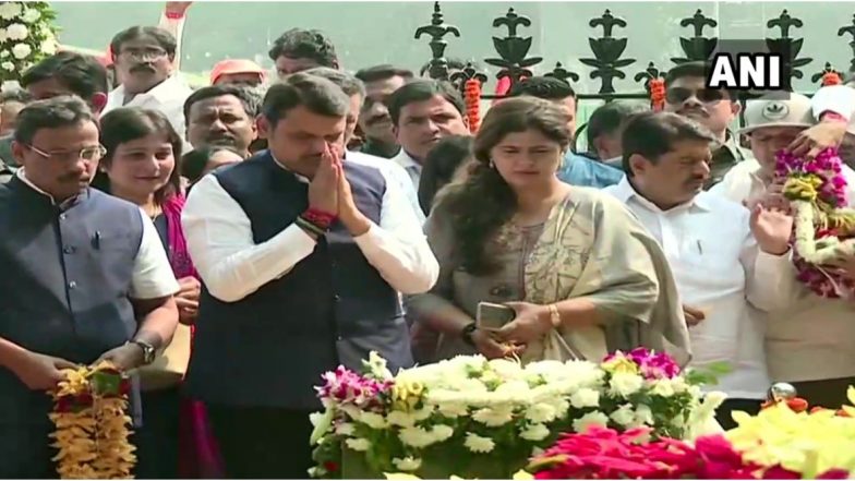 मुंबई के शिवाजी पार्क में स्वर्गीय बाल ठाकरे को श्रद्धांजलि देने पहुंचे देवेंद्र फडणवीस, शिवसेना सरकार के समर्थन में लगे जमकर नारे, देखें वीडियो