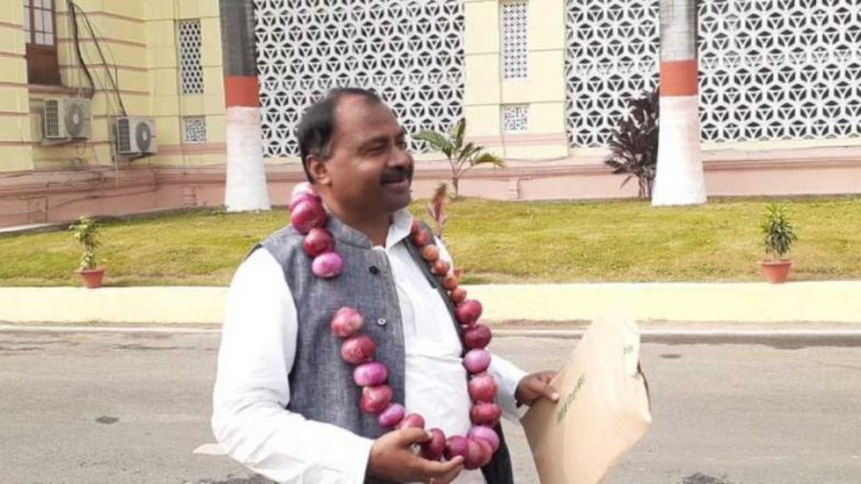 पटना: प्याज की माला पहनकर बिहार विधानसभा पहुंचे RJD विधायक शिवचंद्र राम