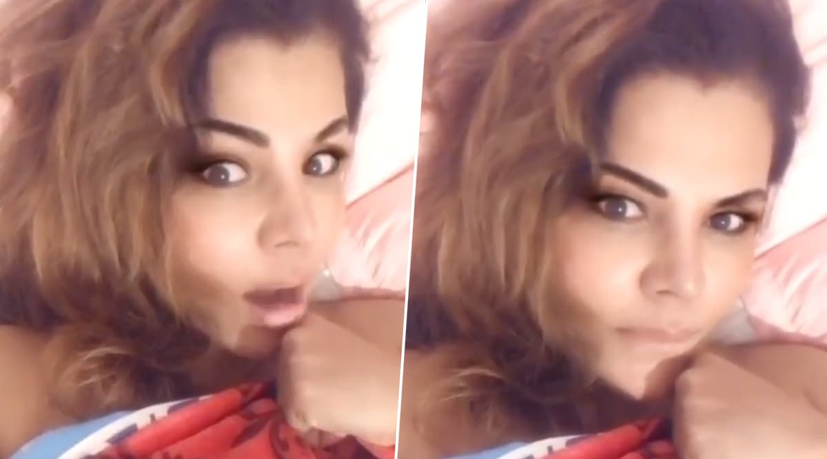 राखी सावंत ने बेड पर पोस्ट किया Hot टॉपलेस Video, ड्रामा देखकर फैंस भी हुए हैरान राखी सावंत ने बेड पर पोस्ट किया Hot टॉपलेस Video, ड्रामा देखकर फैंस भी हुए हैरान