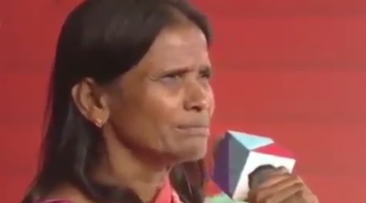 स्टेज पर खड़ी रानू मंडल का गाना सुनना चाहते थे लोग, सिंगिंग सेंसेशन ने कहा- Omg, मैं भूल गई, देखें Viral Video स्टेज पर खड़ी रानू मंडल का गाना सुनना चाहते थे लोग, सिंगिंग सेंसेशन ने कहा- Omg, मैं भूल गई, देखें Viral Video