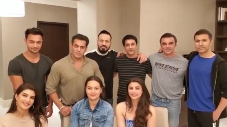 सलमान खान ने 'दबंग' टीम के साथ गाया गाना, सूरज पंचोली को 'सॅटॅलाइट शंकर' के लिए दी बधाई, देखें Viral Video
