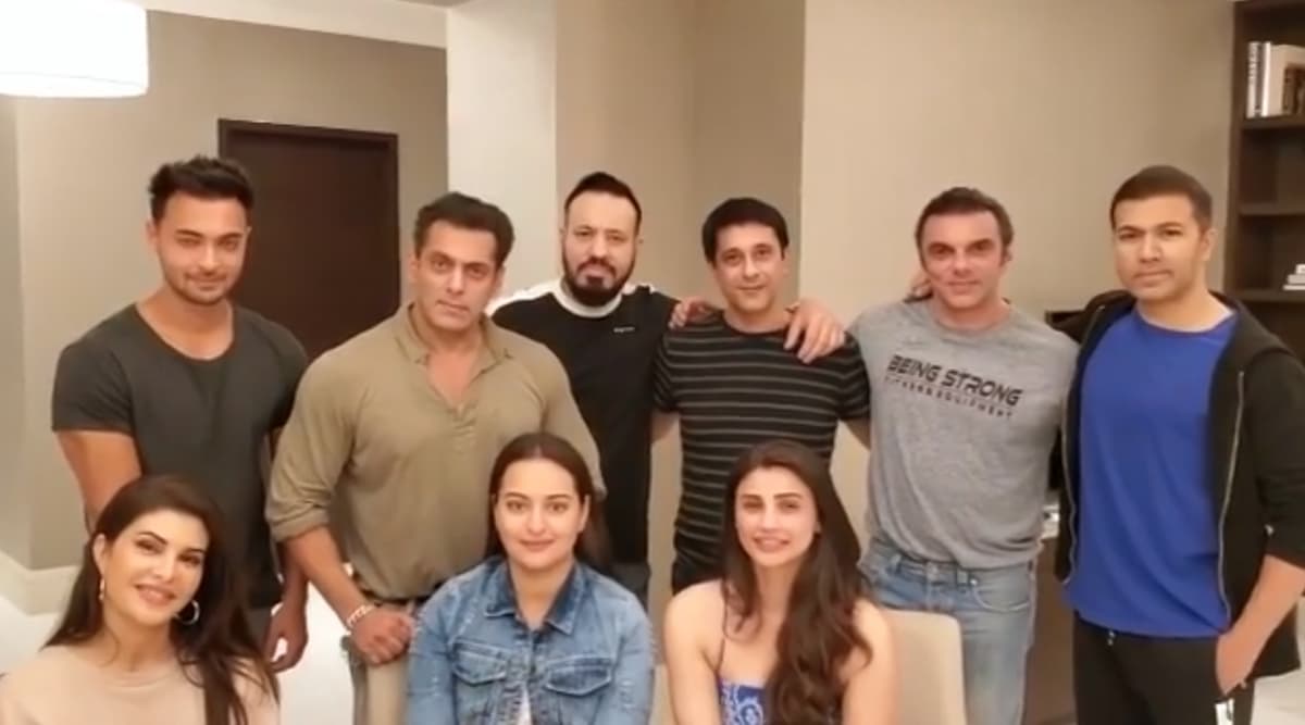 सलमान खान ने 'दबंग' टीम के साथ गाया गाना, सूरज पंचोली को 'सॅटॅलाइट शंकर' के लिए दी बधाई, देखें Viral Video सलमान खान ने 'दबंग' टीम के साथ गाया गाना, सूरज पंचोली को 'सॅटॅलाइट शंकर' के लिए दी बधाई, देखें Viral Video