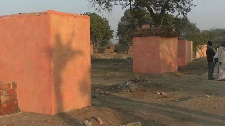 उत्तर प्रदेश: हमीरपुर जिले में केसरिया कलर में रंगा शौचालय तो लोग समझ बैठे मंदिर, बंद दरवाजे के बाहर करने लगे पूजा