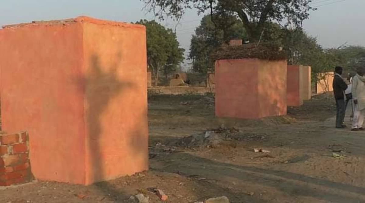 उत्तर प्रदेश: हमीरपुर जिले में केसरिया कलर में रंगा शौचालय तो लोग समझ बैठे मंदिर, बंद दरवाजे के बाहर करने लगे पूजा उत्तर प्रदेश: हमीरपुर जिले में केसरिया कलर में रंगा शौचालय तो लोग समझ बैठे मंदिर, बंद दरवाजे के बाहर करने लगे पूजा