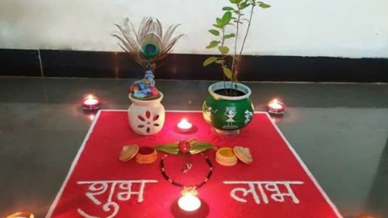 Tulsi Vivah 2019: तुलसी कौन थीं? आखिर उन्होंने क्यों दिया था भगवान विष्णु को पत्थर होने का श्राप, जानिए तुलसी-शालिग्राम विवाह से जुड़ी पौराणिक कथा Tulsi Vivah 2019: तुलसी कौन थीं? आखिर उन्होंने क्यों दिया था भगवान विष्णु को पत्थर होने का श्राप, जानिए तुलसी-शालिग्राम विवाह से जुड़ी पौराणिक कथा