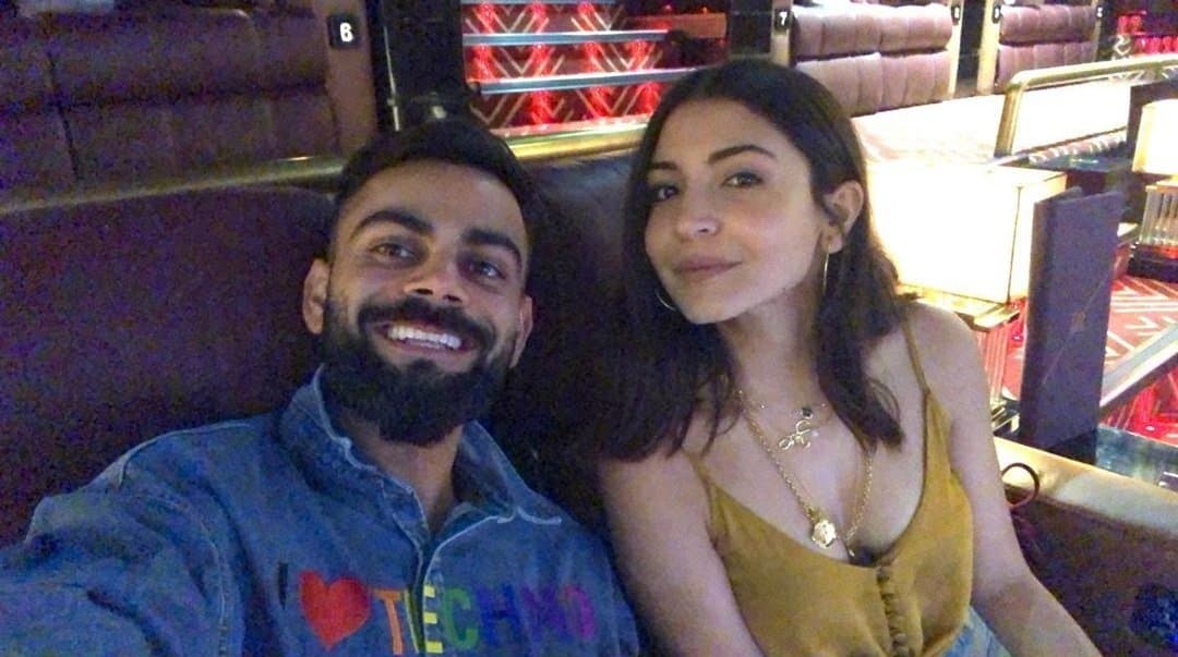अनुष्का शर्मा के साथ मूवी डेट पर निकले विराट कोहली ने शेयर की ये सेल्फी फोटो, वाइफ को कहा 'Hottie' अनुष्का शर्मा के साथ मूवी डेट पर निकले विराट कोहली ने शेयर की ये सेल्फी फोटो, वाइफ को कहा 'Hottie'