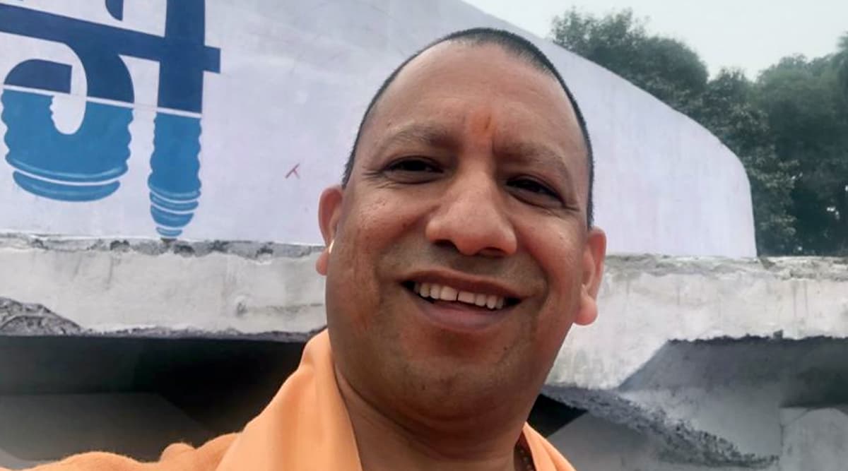 योगी आदित्यनाथ ने ली अपनी पहली सेल्फी, सोशल मीडिया पर खूब हो रही वायरल- देखें PIC योगी आदित्यनाथ ने ली अपनी पहली सेल्फी, सोशल मीडिया पर खूब हो रही वायरल- देखें PIC