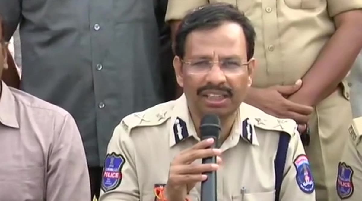 हैदराबाद एनकाउंटर पर बोली पुलिस-आरोपियों ने हथियार छीनकर किया हमला, सरेंडर करने को नहीं थे तैयार इसीलिए करनी पड़ी जवाबी कार्रवाई हैदराबाद एनकाउंटर पर बोली पुलिस-आरोपियों ने हथियार छीनकर किया हमला, सरेंडर करने को नहीं थे तैयार इसीलिए करनी पड़ी जवाबी कार्रवाई
