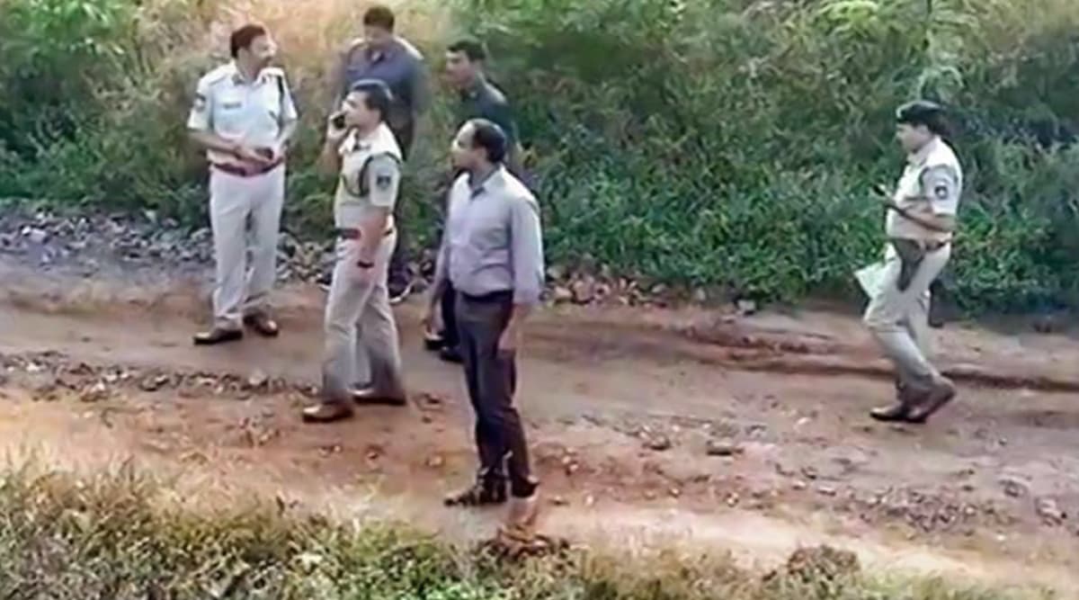 हैदराबाद एनकाउंटर: सुप्रीम कोर्ट में पुलिस के खिलाफ याचिका दायर, गाइडलाइन नहीं मानने का आरोप हैदराबाद एनकाउंटर: सुप्रीम कोर्ट में पुलिस के खिलाफ याचिका दायर, गाइडलाइन नहीं मानने का आरोप