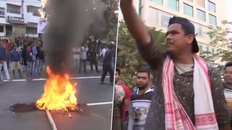 नागरिकता संशोधन बिल 2019: असम के गुवाहाटी में छात्रों का प्रदर्शन हिंसक, डिब्रुगढ़ में की आगजनी