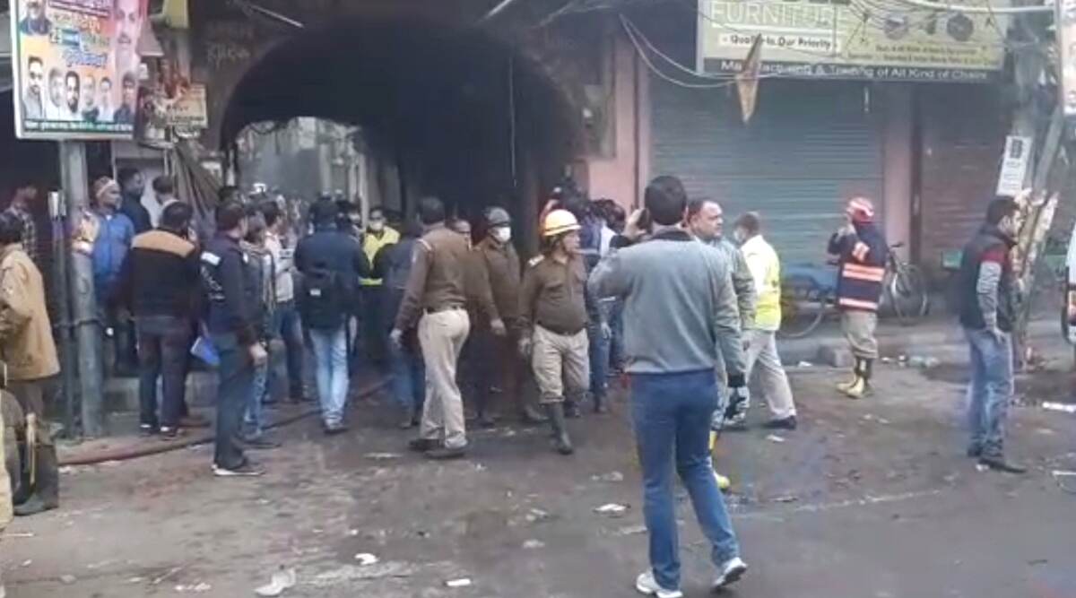 दिल्ली अग्निकांड: बिहार के समस्तीपुर में मुस्लिमों के मातम में हिंदू भी दिखे साथ, पिछले 4 दिनों से किसी के भी घर में नहीं जला चूल्हा दिल्ली अग्निकांड: बिहार के समस्तीपुर में मुस्लिमों के मातम में हिंदू भी दिखे साथ, पिछले 4 दिनों से किसी के भी घर में नहीं जला चूल्हा
