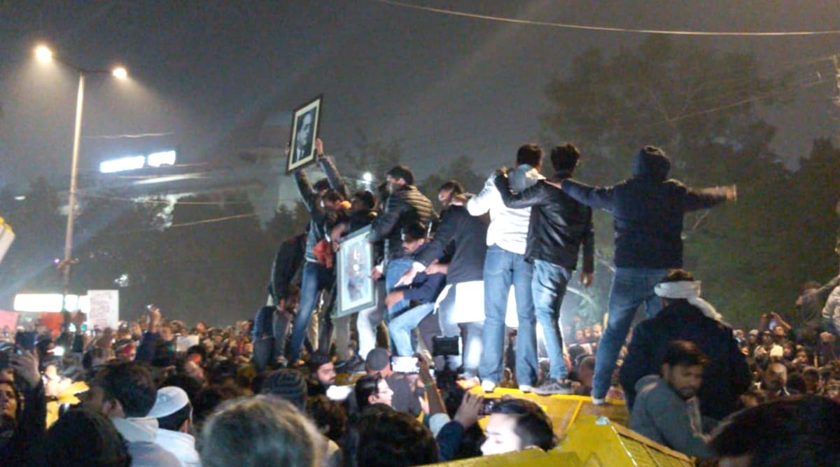 जामिया हिंसा: पुलिस ने हिरासत में लिए 50 छात्रों को छोड़ा, बंद किए गए सभी मेट्रो स्टेशनों पर आवाजाही शुरू जामिया हिंसा: पुलिस ने हिरासत में लिए 50 छात्रों को छोड़ा, बंद किए गए सभी मेट्रो स्टेशनों पर आवाजाही शुरू