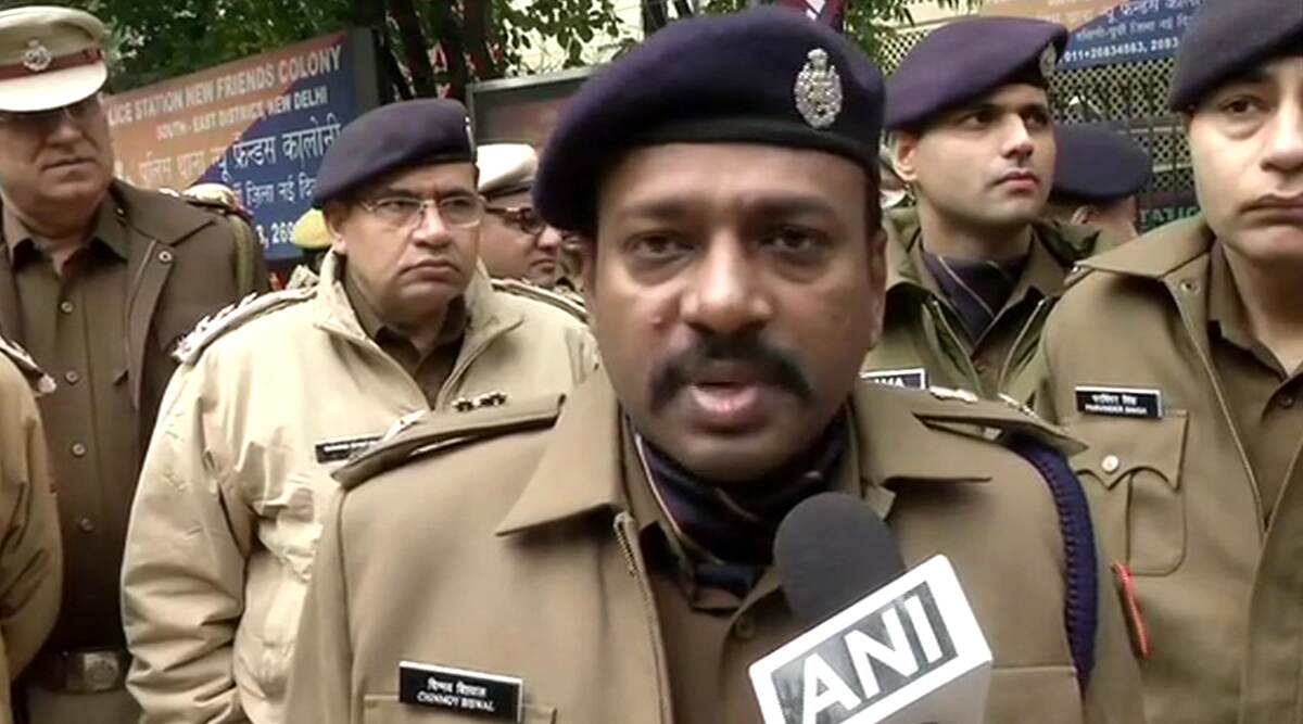 CAA पर बवाल: दिल्ली पुलिस ने कहा- बस में आग लगाने की खबर झूठी, हमने पानी की बोतलों से बुझाई आग CAA पर बवाल: दिल्ली पुलिस ने कहा- बस में आग लगाने की खबर झूठी, हमने पानी की बोतलों से बुझाई आग