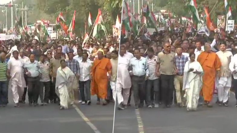 नागरिकता कानून पर बवाल: विरोध में सड़क पर उतरीं पश्चिम बंगाल की सीएम ममता बनर्जी