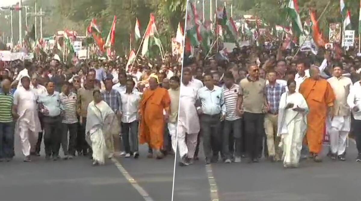 नागरिकता कानून पर बवाल: विरोध में सड़क पर उतरीं पश्चिम बंगाल की सीएम ममता बनर्जी नागरिकता कानून पर बवाल: विरोध में सड़क पर उतरीं पश्चिम बंगाल की सीएम ममता बनर्जी