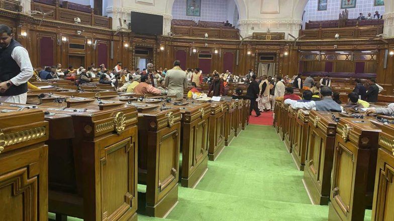 योगी सरकार के खिलाफ यूपी के बीजेपी विधायकों का धरना, गाजियाबाद के एसएसपी पर कार्रवाई की मांग पर अड़े